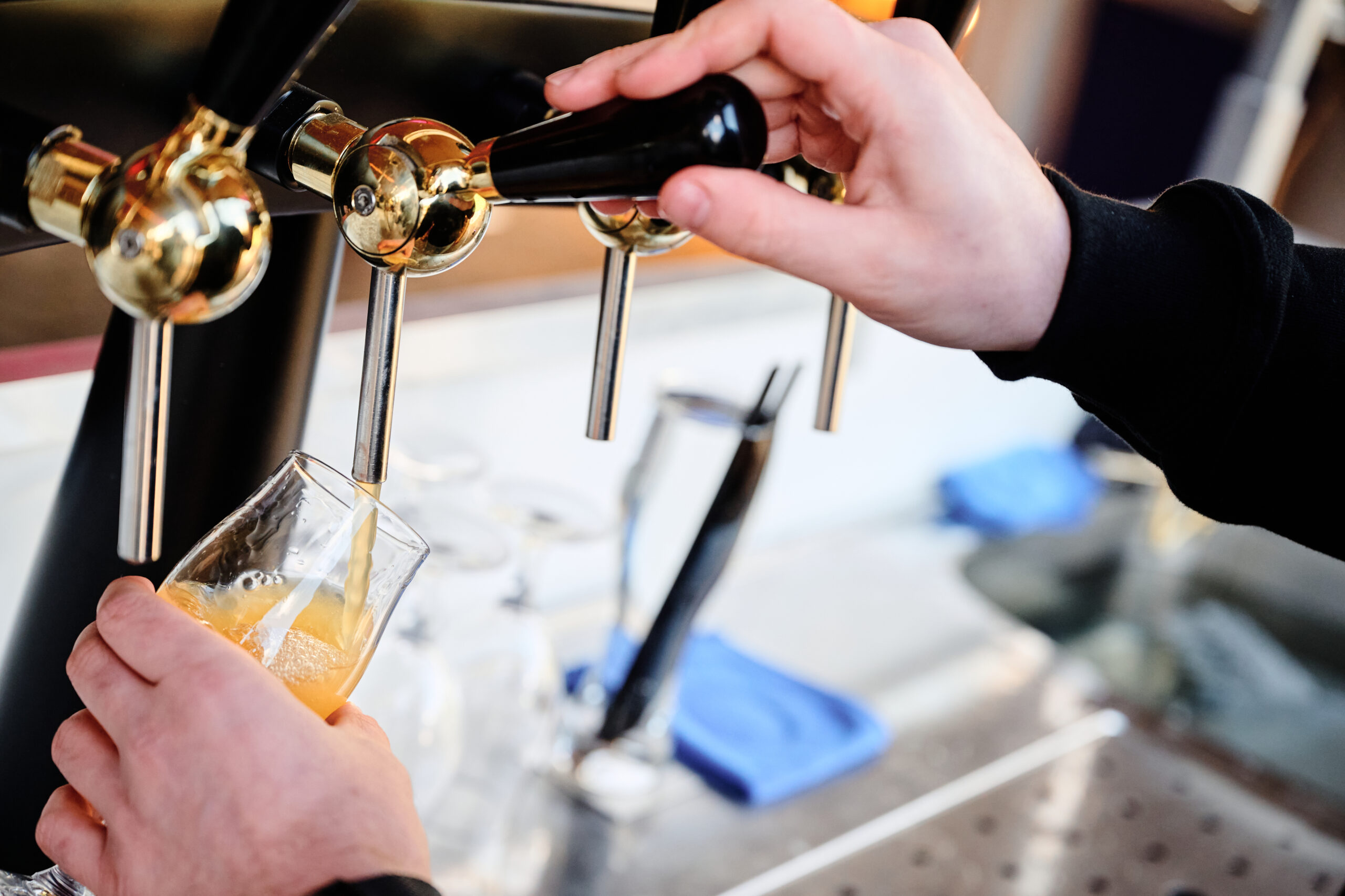 Een biertap die speciaalbier aan het schenken is in een speciaalbier glas.